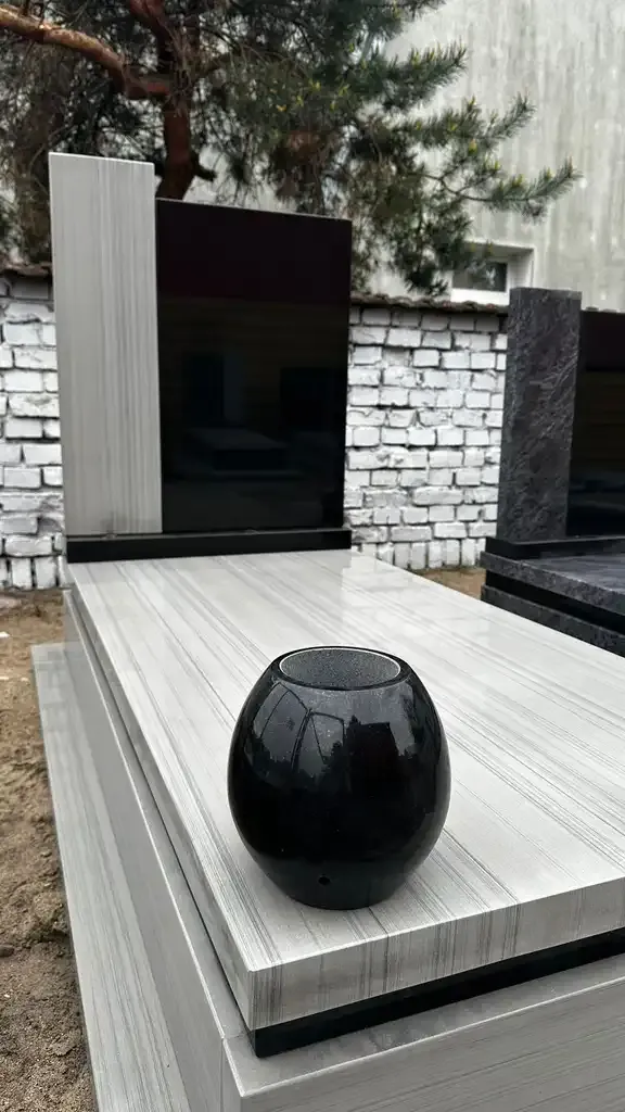 Nagrobek granitowy