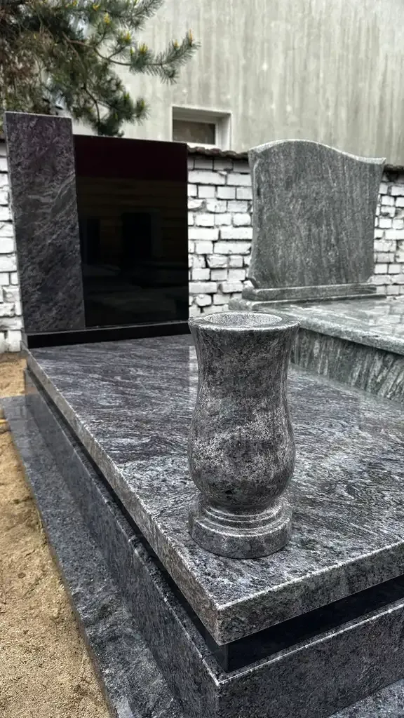 Nagrobek granitowy