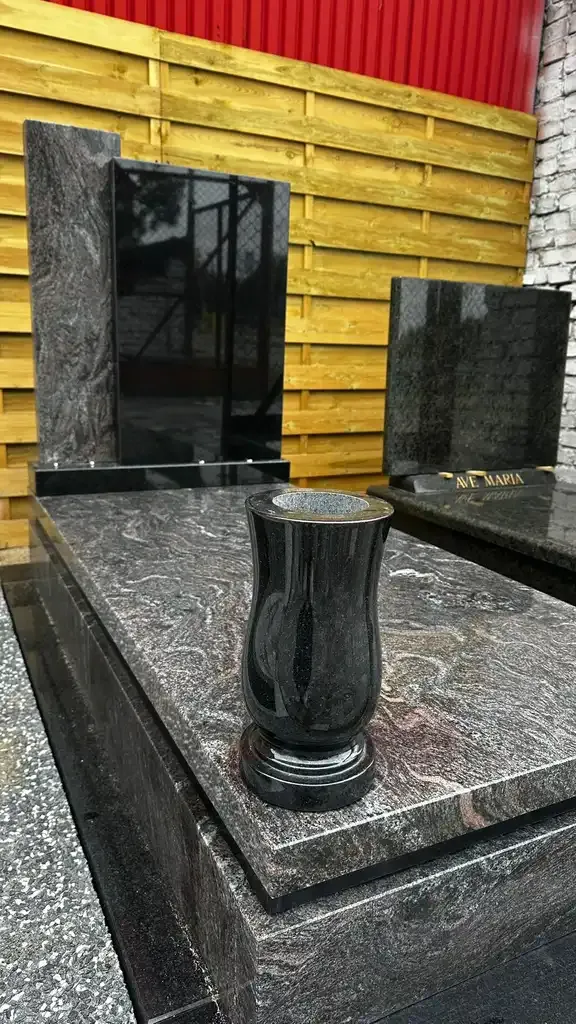Nagrobek granitowy